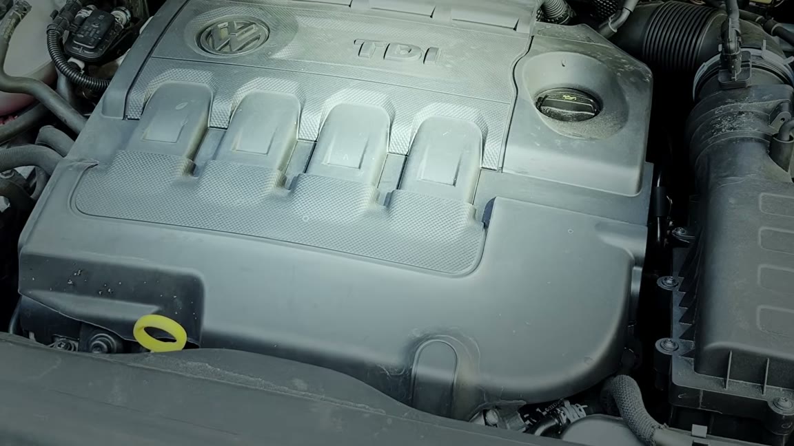 Technik CarAudit podczas kontroli używanego samochodu